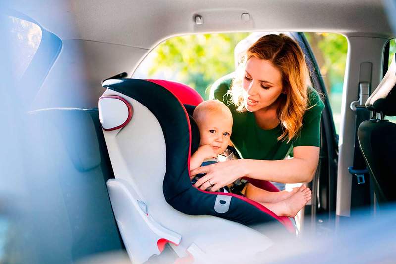 Waarom ouders kinderen in het voertuig vergeten volgens de wetenschap