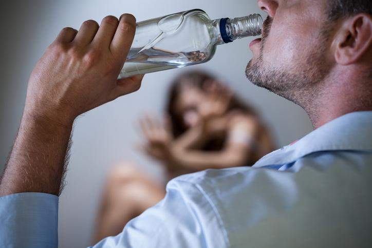 Hur är beteendet hos en alkoholist med sin partner