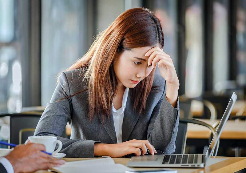 Ce este dismorfia productivă și cum afectează munca ta?