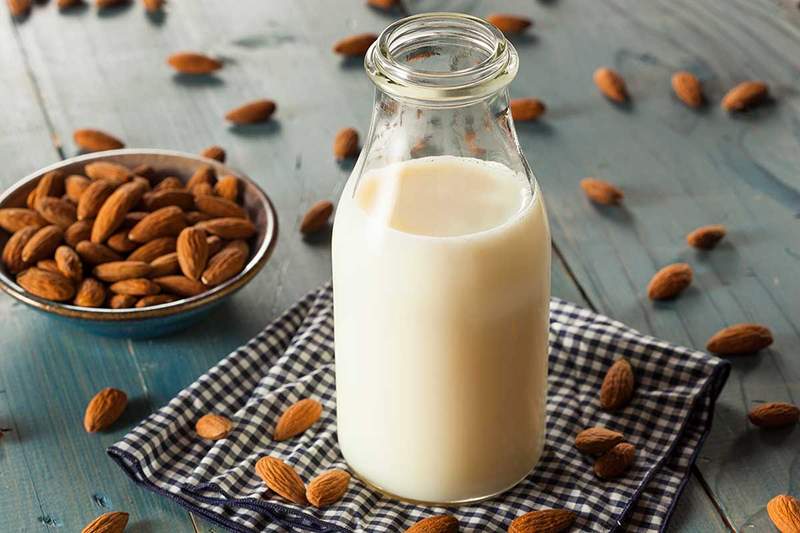 Almond milk 10 benefits and homemade preparation
