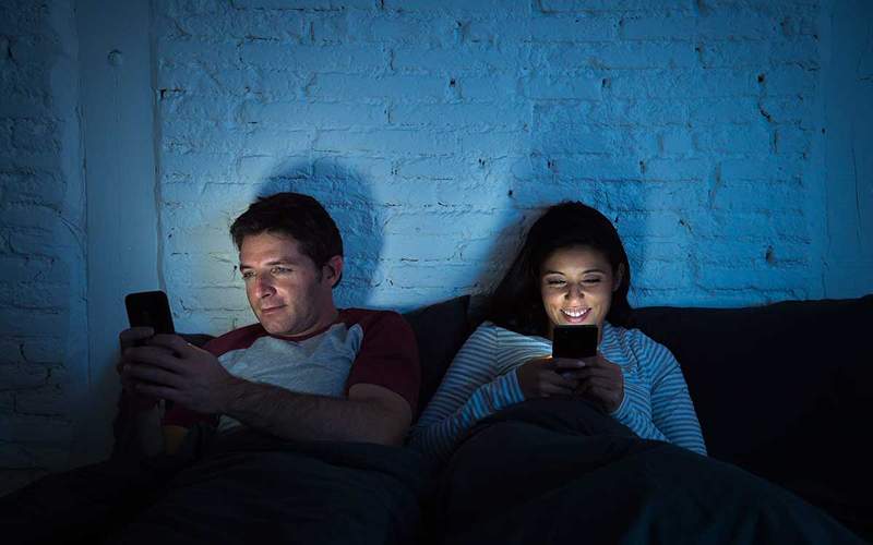 How do technology and social networks affect the couple?