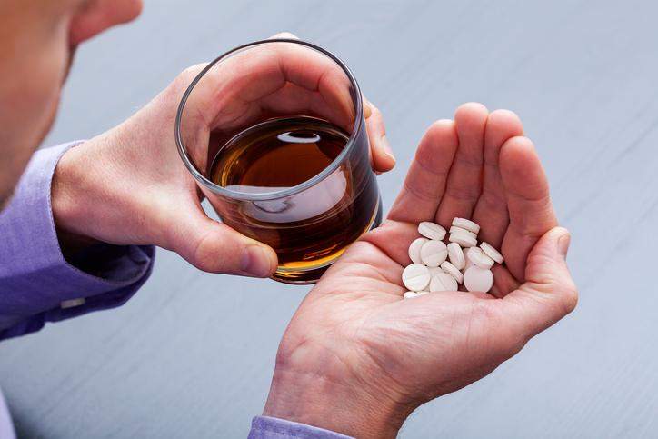 ¿Qué pasa si tomas antidepresivos y alcohol? Efectos y consecuencias